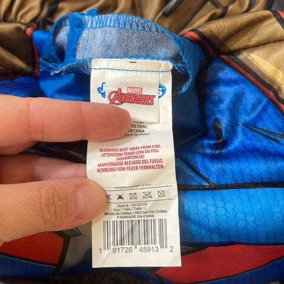 NIB! Kid’s Marvel Captain America costume size Large - Picture 5 of 5